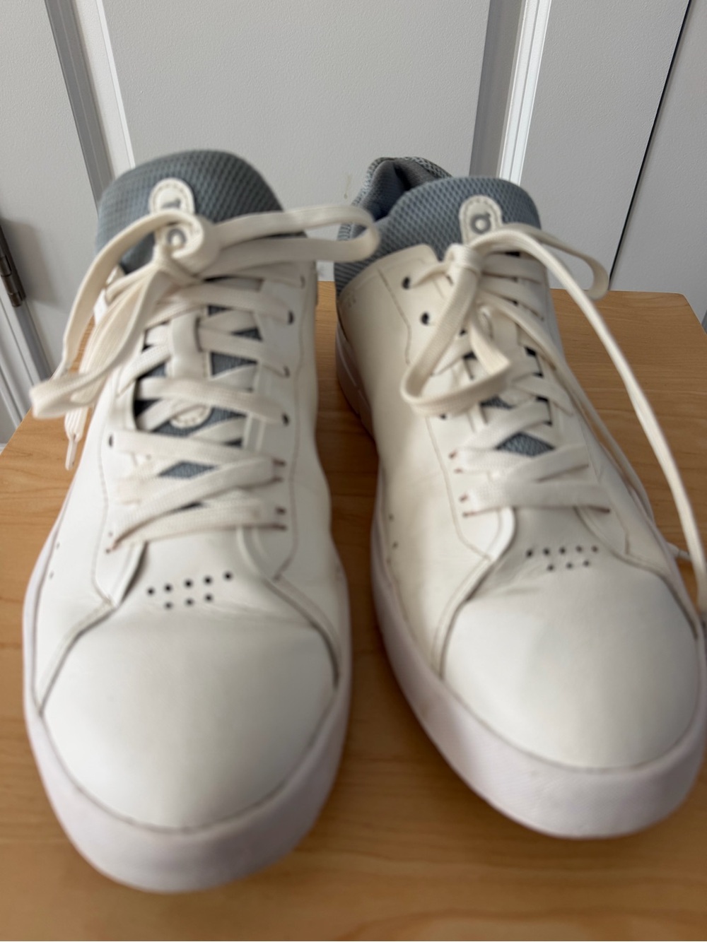 Women On’s THE Advantage ROGER in 9.5 Low-Top Sneakers with Gray Mesh Tongue